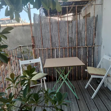 Terrasse De La Revolution *